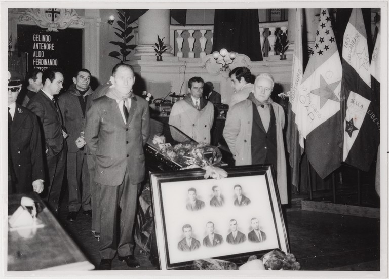 Gattatico-Reggio Emilia, 27-30 marzo 1970, Funerali di Alcide Cervi, camera ardente di Alcide nella Sala del Tricolore di Reggio Emilia, picchetto d'onore